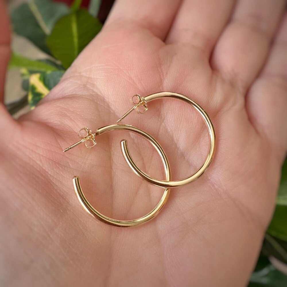 Water-resistant smooth gold hoop earrings. Handmade 14K gold filled - 25mm - Picture 3 of 3